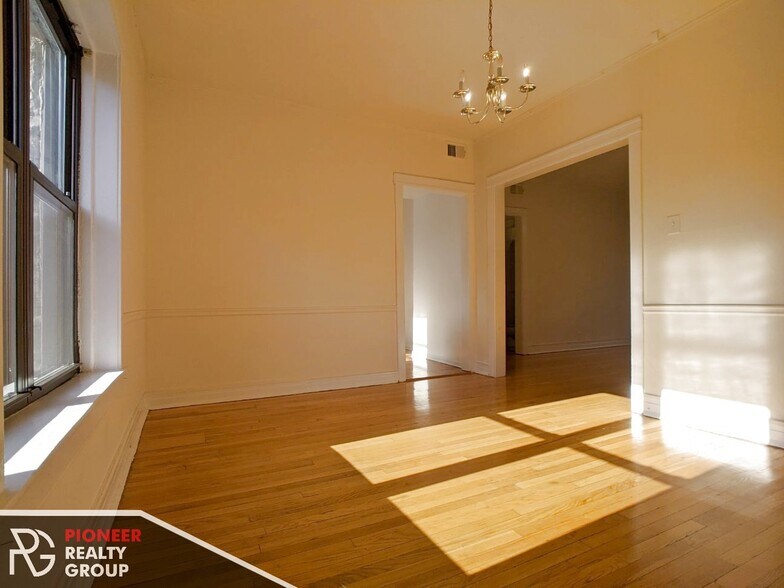 Building Photo - 822 W Waveland Ave