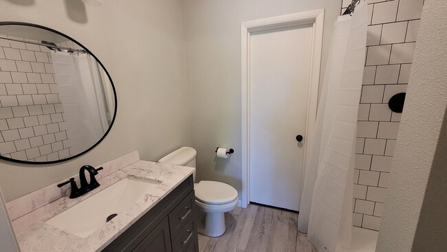Building Photo - Family Home in Desirable Neighborhood!