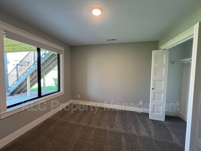Building Photo - 2850 Sunflower Dr