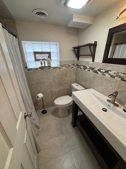 Second Floor Bathroom - 4605 Prairie Ave