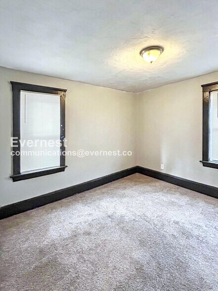 Building Photo - 10911 Hathaway Ave