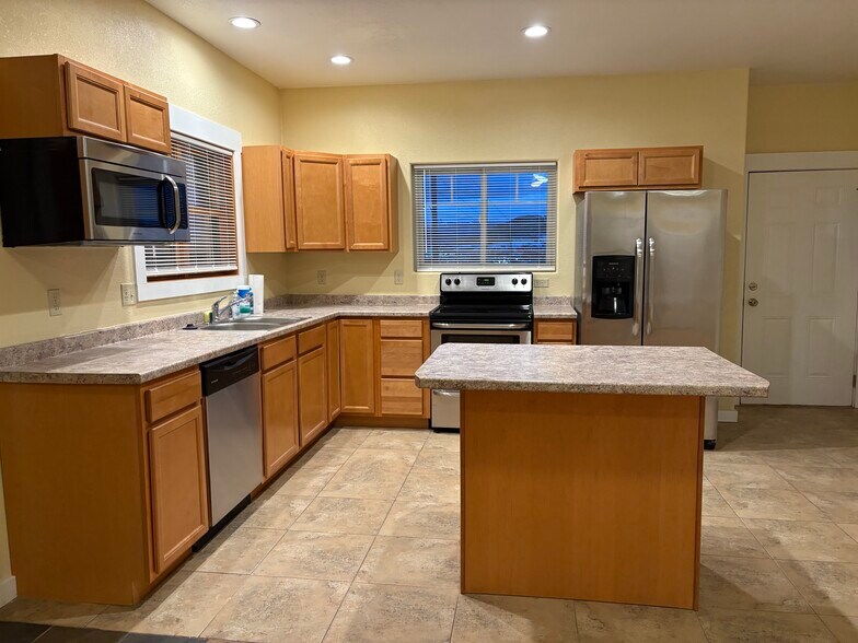 Building Photo - 421 S Washington St