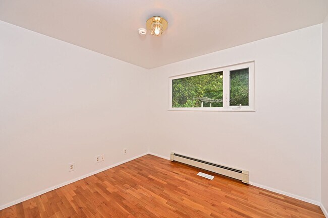 Building Photo - Spacious 4BR/2 BA Home in Quiet North-End ...