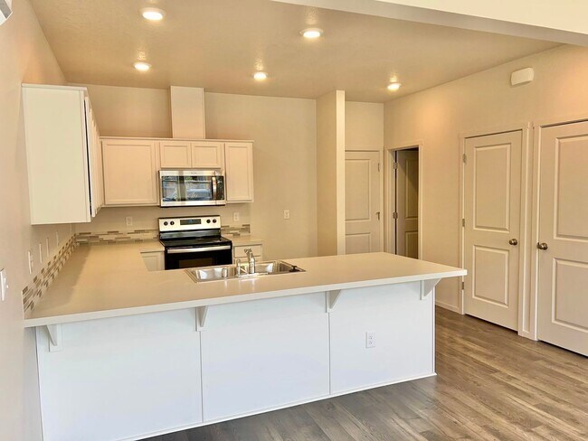 Building Photo - FREE RENT!! NEARLY NEW  HOME IN EZ LIVING ...