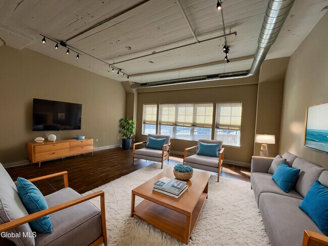 Building Photo - 733 Broadway