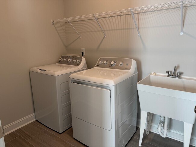 Building Photo - Brand New 5 Bedroom 3 Bathroom Single Fami...