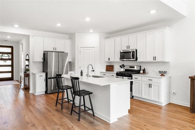 Building Photo - 1828 Walnut Grv Bnd