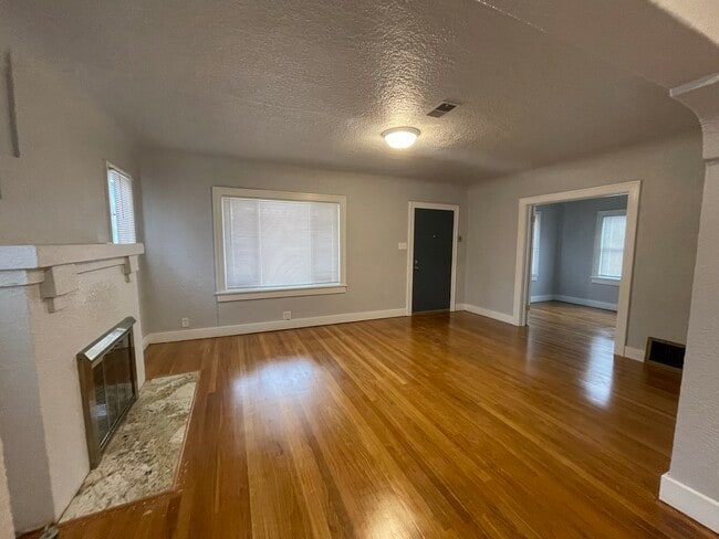 Building Photo - 405 Vassar Dr SE
