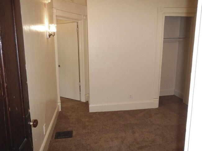 Building Photo - Bright  Second Floor Flat Around Corner Fr...