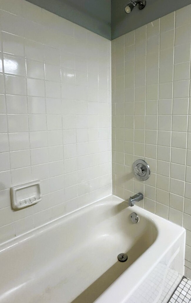 Building Photo - Spacious & Bright 2-Bedroom Condo with Wal...