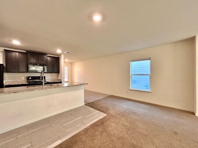 Building Photo - Comfortable 3 Bed / 2 Bath Home with Washer & Dryer and 2-Car Garage