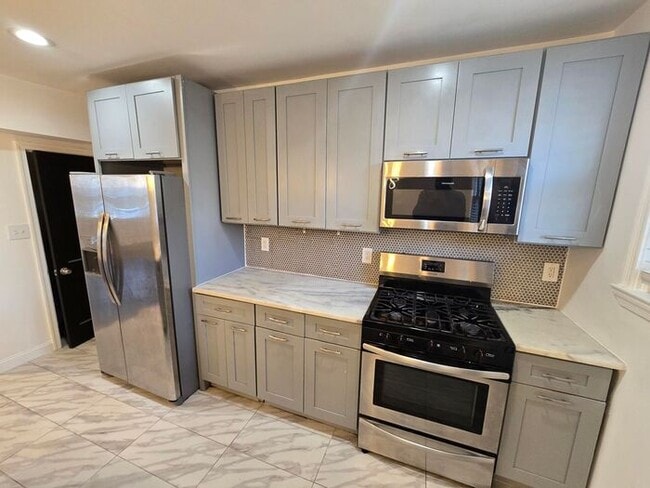 Building Photo - 4 Bedrooms 3 Bathrooms