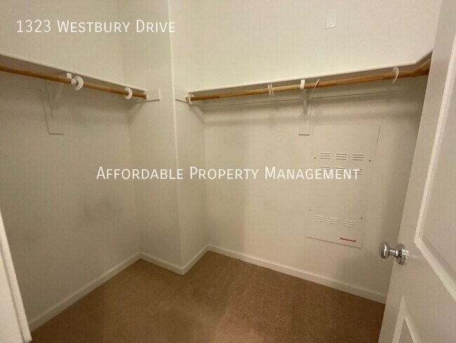 Building Photo - 1323 Westbury Dr