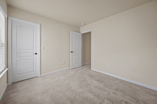 Building Photo - 4320 Lyman Ave