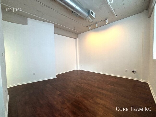 Building Photo - 320 W 7th St