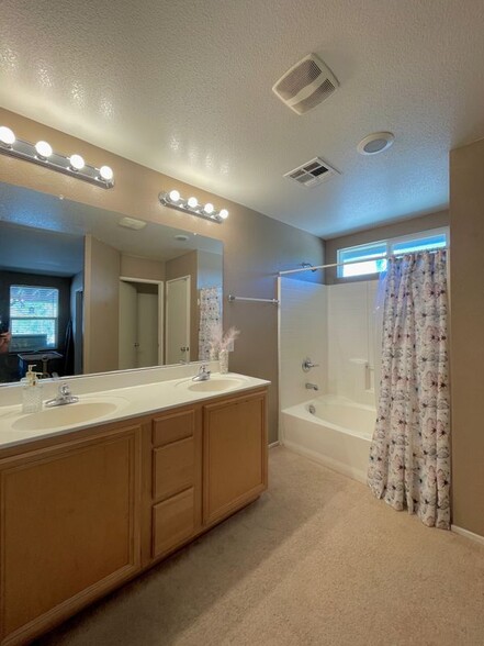 Building Photo - 45118 Parkview Ln