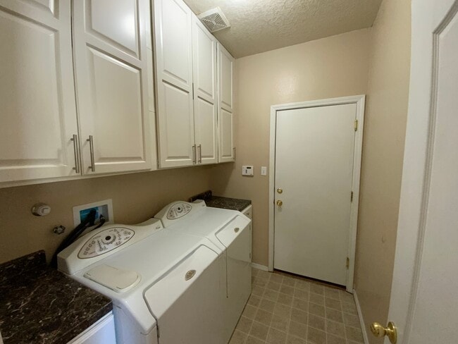 Building Photo - 3 Bedroom Single Story Home Available Near...