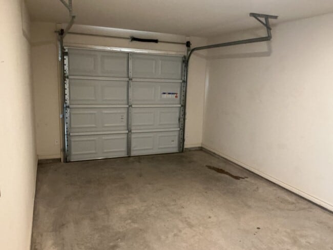 Building Photo - Charming 3 bedroom 2 bath duplex in desira...