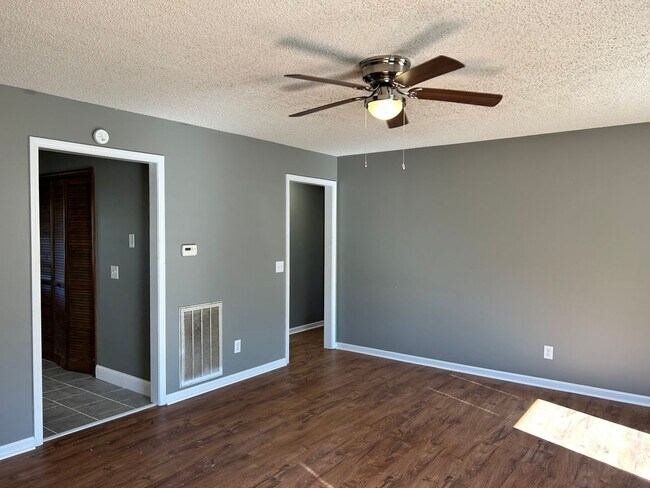 Building Photo - 1614 Wiswell Rd W