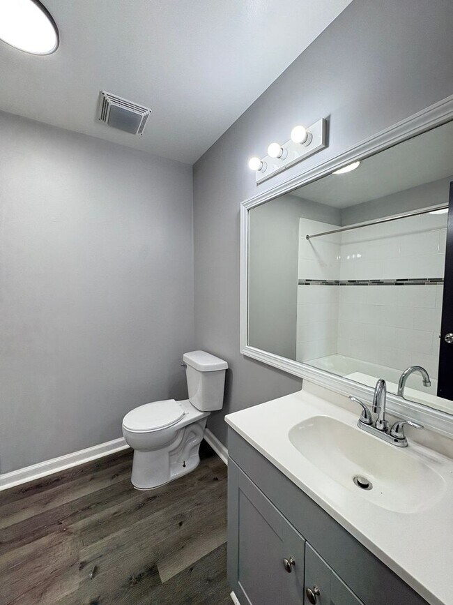 Building Photo - Remington On Rockville Living