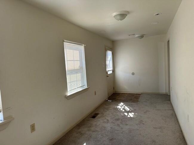 Building Photo - Welcome to this 1st Floor 1 Bedroom 1 Bath...