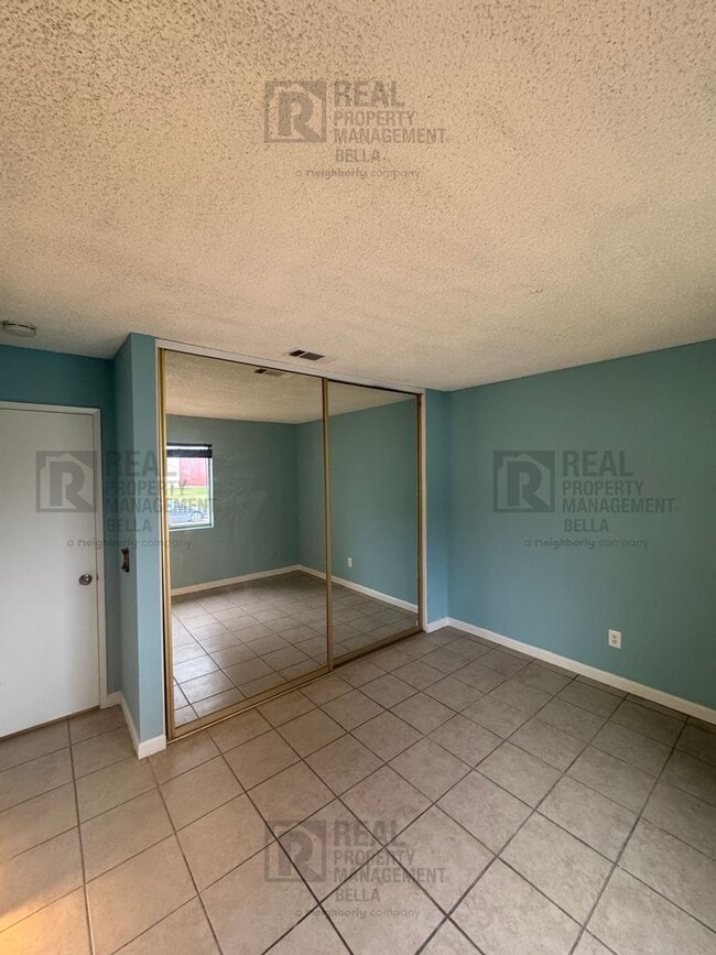 Building Photo - 55+ COMMUNITY- Charming 2-Bed, 2-Bath Home in Desirable 55+ Sunrise Community