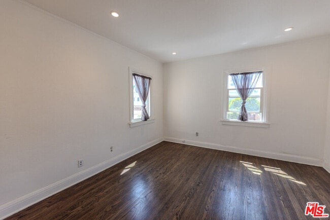 Building Photo - 1067 S Sycamore Ave