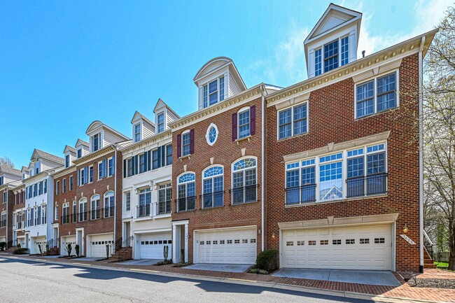 Building Photo - Beautiful 4 Level, 2 Garage, Mclean/Tysons...