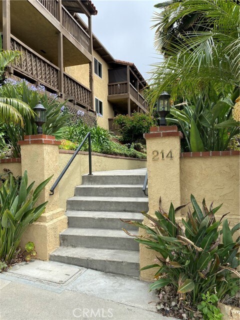 Building Photo - 214 Via Robina