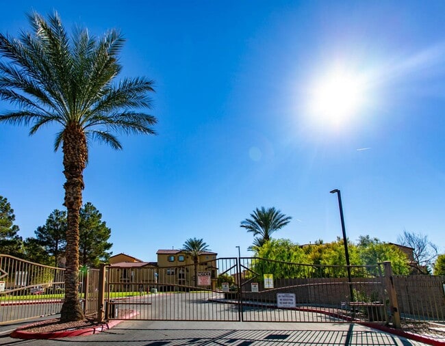 Building Photo - 4 Bed and 4 Bath Townhome In Gated North Las Vegas Community