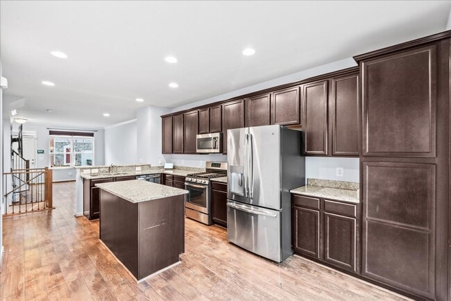 Building Photo - Commuter Friendly 3 Bed 3.5 Bath Townhome