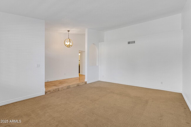 Building Photo - 5903 E Paradise Ln