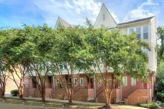 Building Photo - 135 S Sycamore St