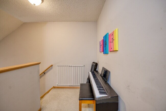 Building Photo - Spacious 4-Bedroom, 4 Bathroom Plymouth Townhouse with Cozy Fireplace - 2510 Sq Ft of Comfort!