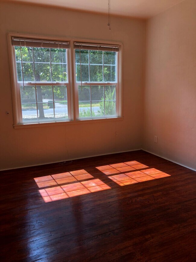 Building Photo - *RESERVE FOR SUMMER 2026* 5 Bedroom 3 Bath...
