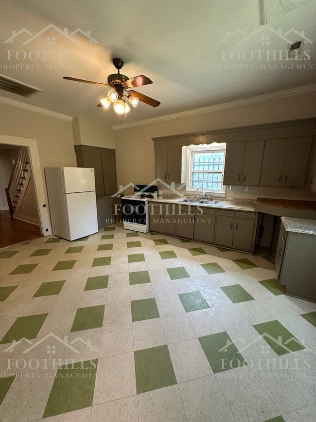 Building Photo - Charming 4-Bedroom Single Family House Nea...