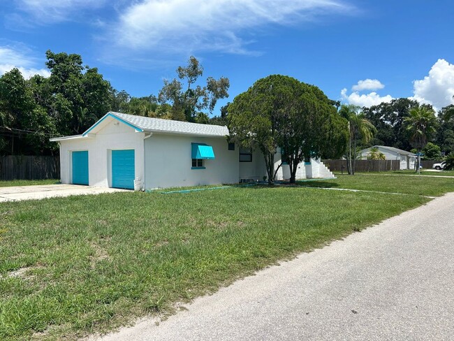 Building Photo - 2 Bedroom 1 Bath Gulfport Large 2 Car Garage