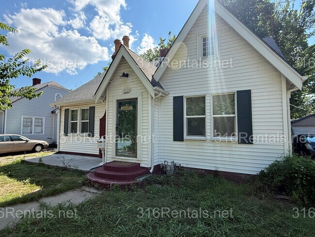 Building Photo - $1100 - 2 bedroom/ 1 bathroom - Gorgeous Single Family Home