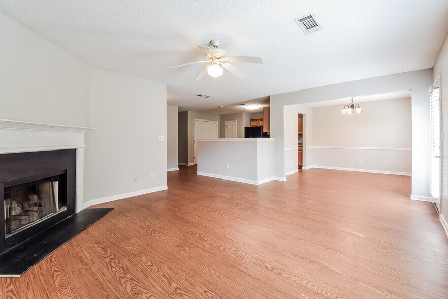 Building Photo - 3038 Summer Breeze Dr