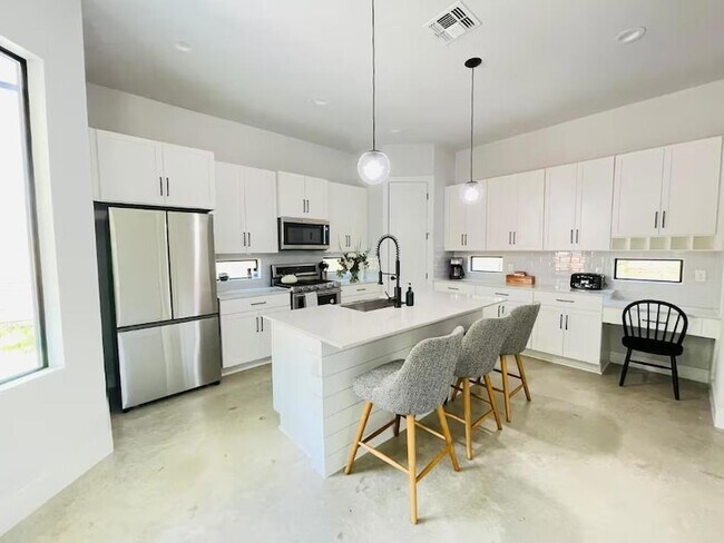 Building Photo - 2009 Canterbury St