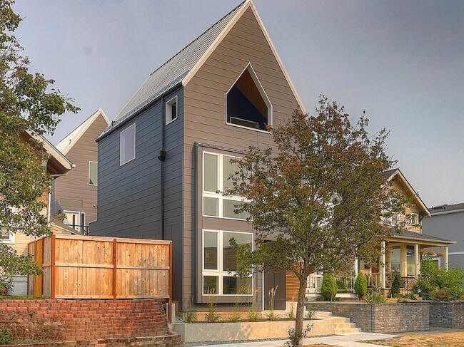 Building Photo - Like New! North Tacoma, 6th Avenue District