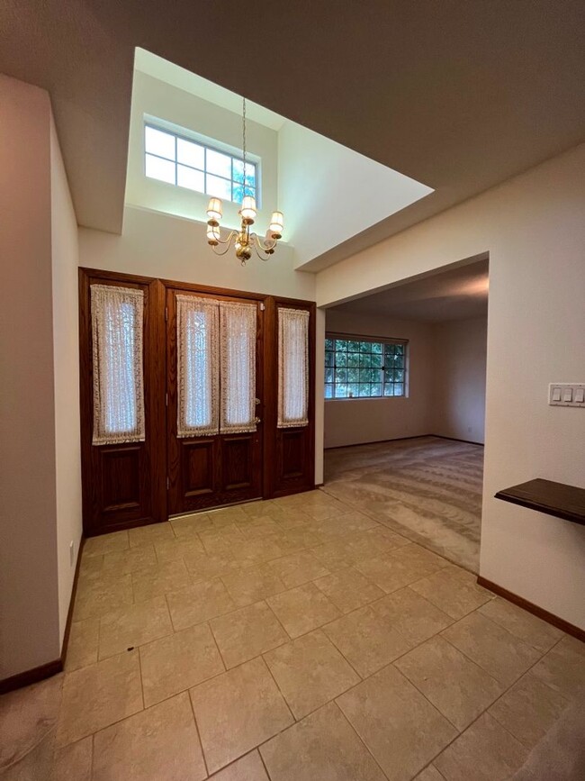 Building Photo - Spacious Chatsworth single-story w/flexibl...