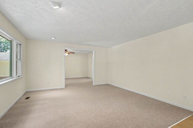 Building Photo - 151 Country Club Dr