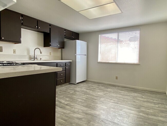 Building Photo - 736NO