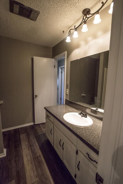 Building Photo - 4025 Sheridan Rd