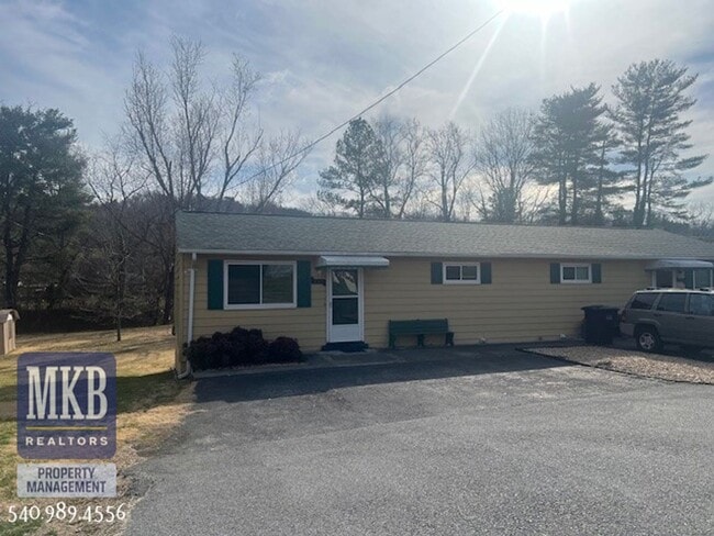 Building Photo - Garden City- 1 Bedroom duplex
