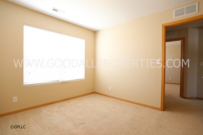 Building Photo - 3-Bedroom, 2.5-Bath Home in Urbandale with Attached 2-Car Garage