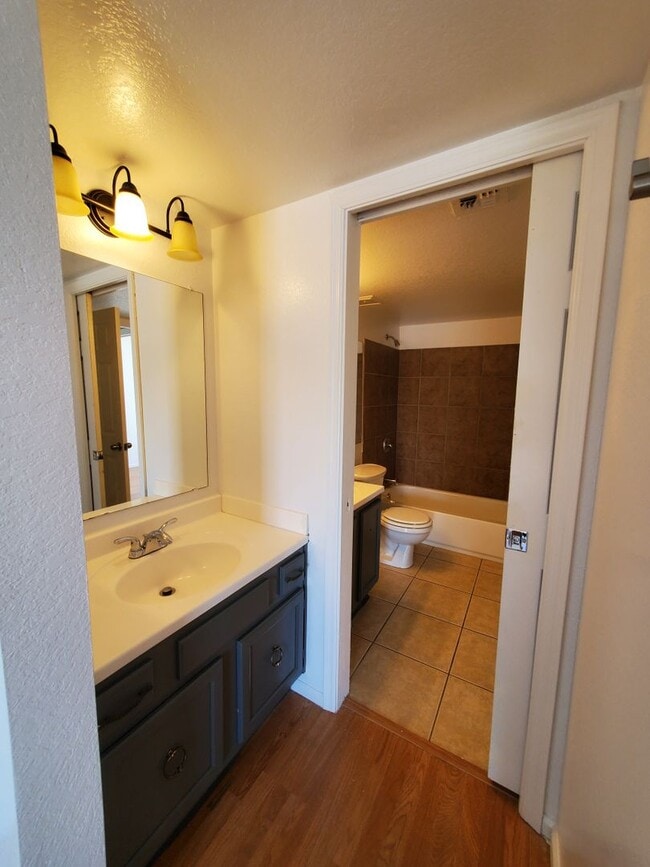 Building Photo - Townhome - newly remodeled kitchen - priva...