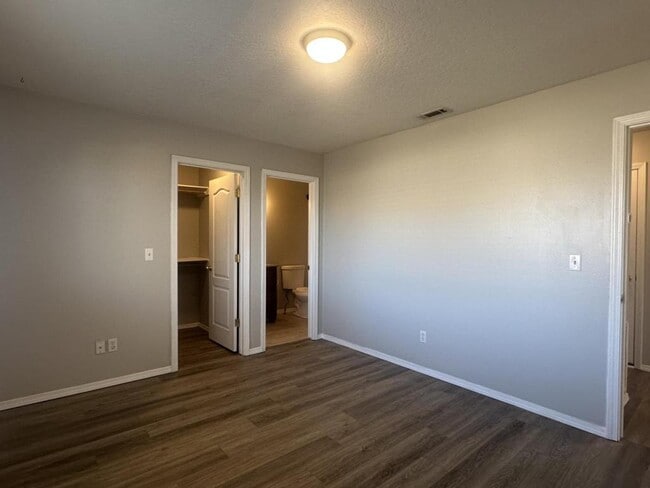 Building Photo - 2412 W Sweetbay Ave