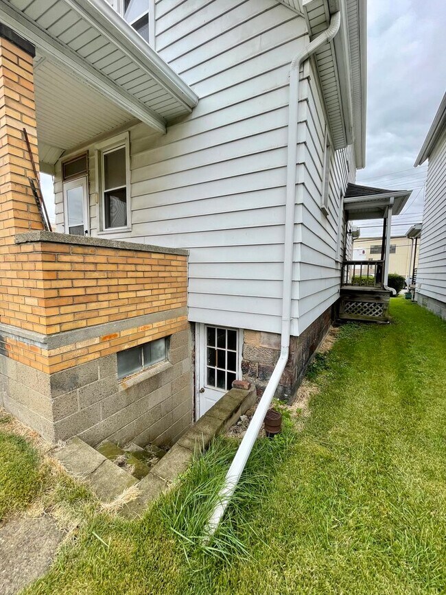 Building Photo - 710 4th Ave